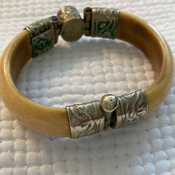 Ivory and amethyst bracelet with thrombone style clasp - Picture 4 of 8